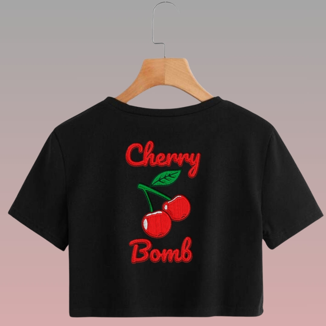 Crop Top Manga Corta Cherry Bomb Estilo Bordado/Negro