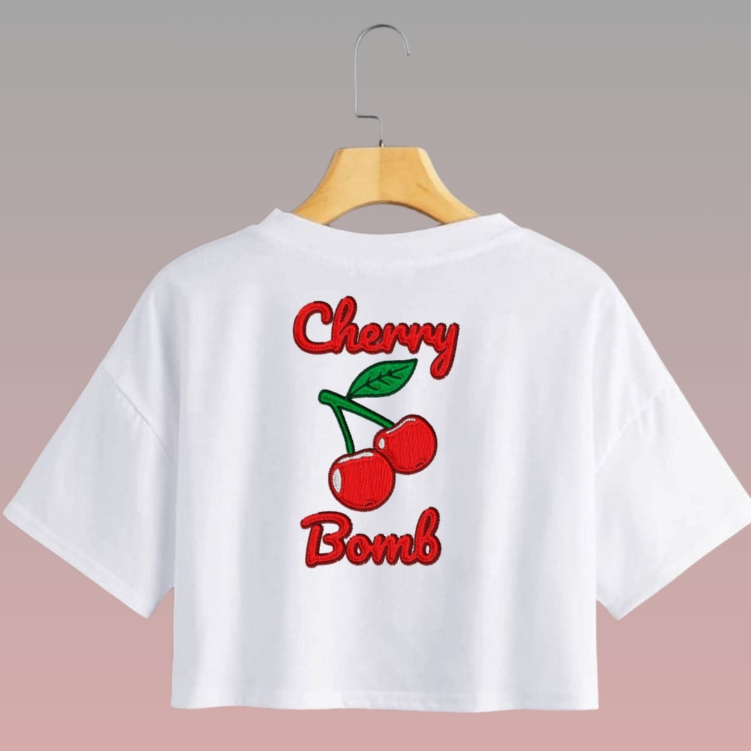 Crop Top Cherry Bomb Manga Corta Estilo Bordado / Blanco