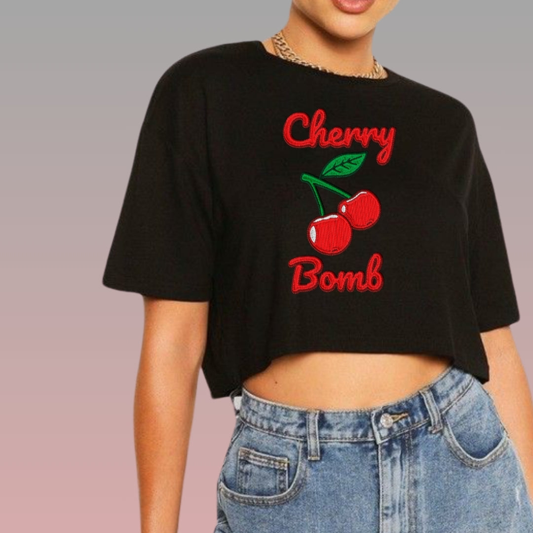 Crop Top Manga Corta Cherry Bomb Estilo Bordado/Negro