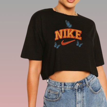 Crop Top Nike Manga Corta de Mariposas Azules Estilo Bordado / Negro