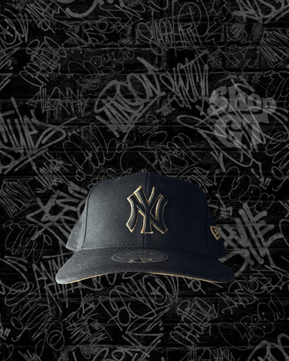 Gorra NY Semi-Curva Negra con Dorado Ajustable