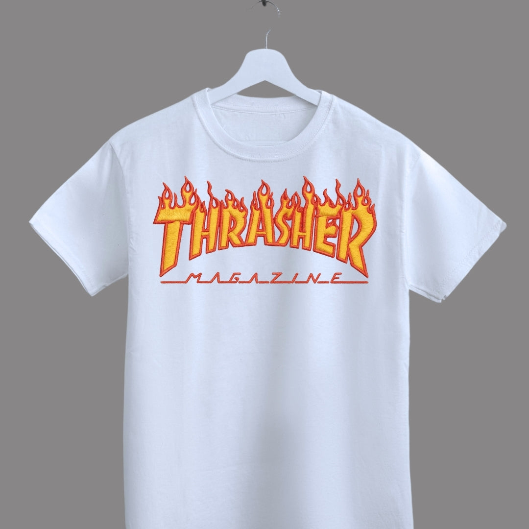 T Shirt Manga Corga Trasher Efecto Bordado / Blanco