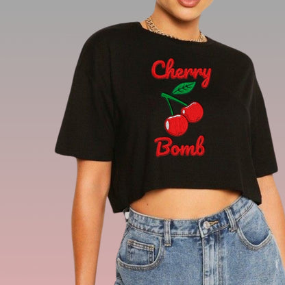 Crop Top Manga Corta Cherry Bomb Estilo Bordado/Negro