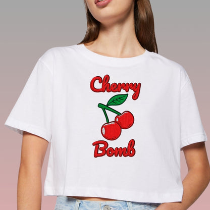 Crop Top Cherry Bomb Manga Corta Estilo Bordado / Blanco