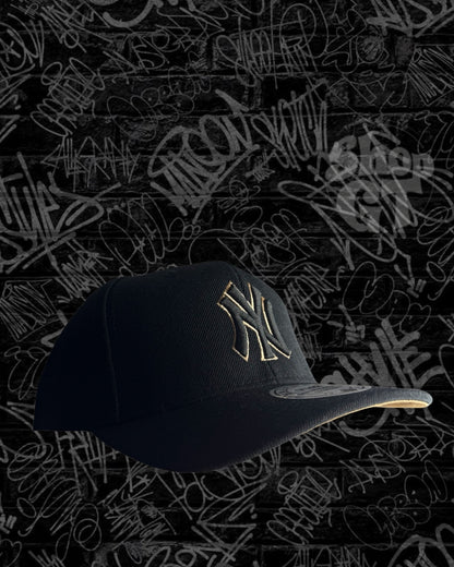 Gorra NY Semi-Curva Negra con Dorado Ajustable